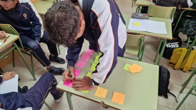 🎯 ¡Reto aceptado y superado! 💡Los alumnos de 4ºESO de Economía y Emprendimiento se han enfrentado este mes a un desafío muy real: buscar soluciones creativas a problemas del colegio o barrio. ¿Cómo lo hicieron? Con la metodología ágil de Design Thinking. 🧠⚙️

Durante 4 sesiones trabajaron en equipo, rompieron esquemas y aprendieron que no todo es seguir pasos fijos: ¡iterar también es clave! 🔁✨ Con este proyecto cerramos el bloque de Emprendimiento… ¡y nos vamos con las ideas muy activadas! 🚀👏

#EmprenderEnElAula #DesignThinking #4ESO #EducaciónCreativa #AprenderHaciendo #EducaciónSecundaria #SantaCruzGuadalajara