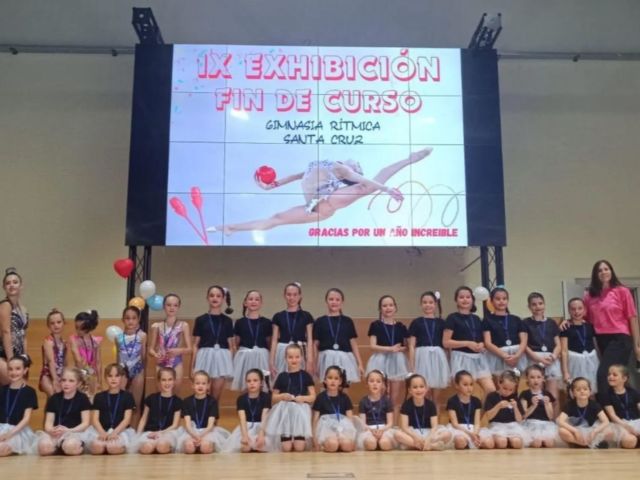 Los días 26 y 27 de mayo, han tenido lugar las exhibiciones de los dos grupos de gimnasia rítmica de nuestra escuela deportiva 🙌 Dos tardes muy especiales en las que nuestras gimnastas han podido enseñar a sus familiares y amigos todas las destrezas aprendidas durante el curso con la realización de unas preciosas coreografías preparadas por nuestras entrenadoras Silvia A. y Beatriz C.😊

Además, pudimos disfrutar de los ejercicios individuales y de conjunto de nuestro grupo de competición del colegio, así como de algunos ejercicios de las gimnastas del Club GR Guadalajara 🥰 Muchas gracias a todas las familias por elegir un curso más la gimnasia rítmica como deporte para sus hij@s. ¡Hasta el próximo curso!🤸‍♀️👏

#GimnasiaRítmica #Exhibición #Deporte #Extraescolar #SantaCruzGuadalajara