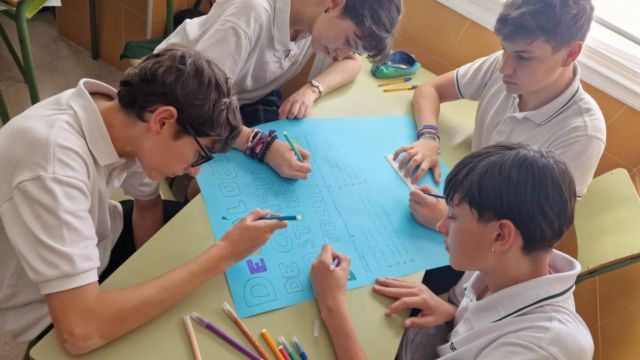 ¿Sabías que muchos de los minerales que llevan nuestros móviles vienen de zonas en conflicto? 🌍⚠️📱💥

Los alumnos de 3ºESO de Emprendimiento, Sostenibilidad y Consumo Responsable han reflexionado sobre esto en un taller sobre tecnología sostenible. 🧠💡En grupos, crearon carteles con un Decálogo para un consumo tecnológico responsable 📋♻️… ¡y nos dejaron grandes ideas para pensar antes de comprar! Seguimos trabajando el tema de Consumo Responsable durante este trimestre. 🌱💪

#ConsumoResponsable #TecnologíaSostenible #3ESO #Sostenibilidad #EducaciónConConciencia #CambiaElChip #EducaciónSecundaria #SantaCruzGuadalajara