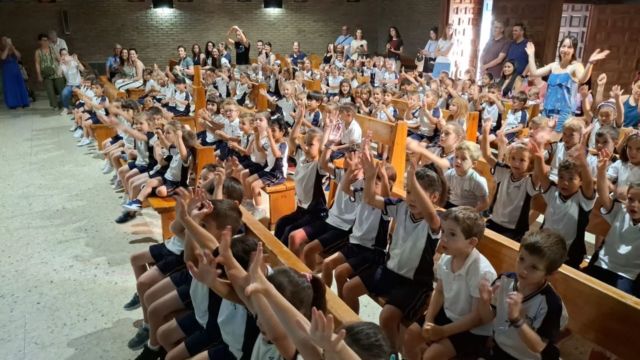 El pasado lunes, celebramos con nuestros alumnos de Ed. Infantil el fin de curso, presentando ante el Señor las alegrías y los esfuerzos realizados 😊✝️ Durante el día de hoy, hemos concluido el curso escolar con las celebraciones y los actos de graduación de nuestros alumnos de 6° de Ed. Primaria y 4° de ESO 👨‍🎓🎓👩‍🎓

Los alumnos de 6° de Primaria continuarán su formación y crecimiento cristiano con nosotros en la etapa que comienzan con nuevos retos, nuevos profesores y nuevas experiencias ✨️ Los alumnos de 4° de ESO se despiden ya del colegio 🏫 acompañados y arropados por todos ❤️ Siempre formarán parte de nuestra historia, son de la familia del colegio Santa Cruz y esta casa será siempre la suya. Les deseamos que en esta nueva etapa que comienzan, puedan lograr sus sueños y ser felices 😊 Ahora toca un tiempo de descanso, ganado y merecido. Aparquemos las mochilas 🎒 y los libros 📚 ¡Feliz verano a todos!

#Celebración #Pastoral #FinalDeCurso #PazMásQueTresLetras #EducaciónInfantil #EducaciónPrimaria #EducaciónSecundaria #SantaCruzGuadalajara