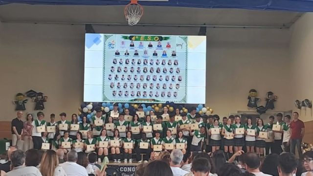 Nuestros alumnos de 4° de ESO hoy no solo se gradúan, también se despiden de una etapa y del colegio que los ha visto crecer, aprender y convertirse en quienes son. Gracias por dejar una parte de vosotros en cada rincón del colegio. El futuro os espera con los brazos abiertos. ¡Enhorabuena! 👩‍🎓🎓👨‍🎓

#Graduación #EducaciónSecundaria #SantaCruzGuadalajara